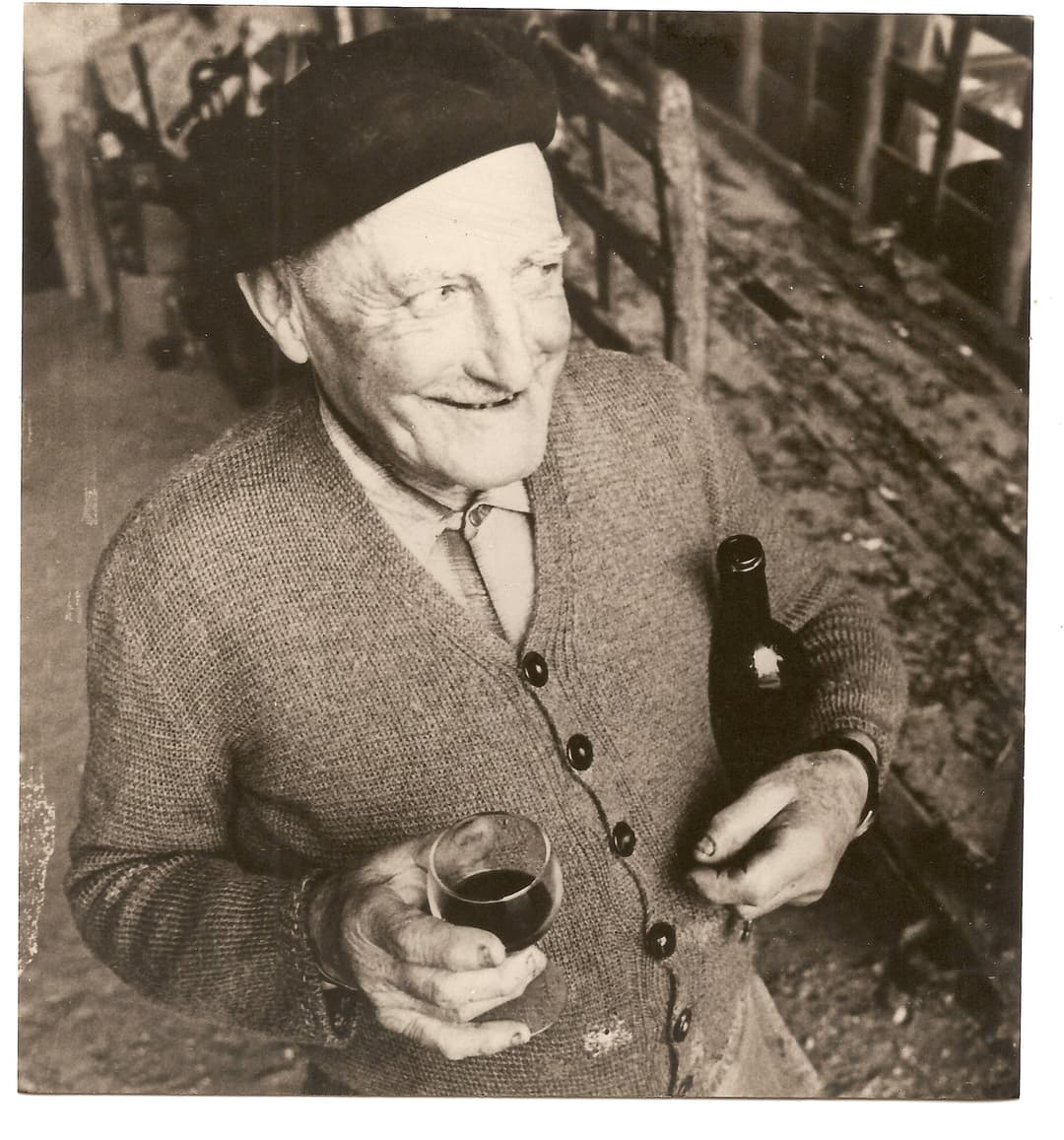Charles Brun dans son chai